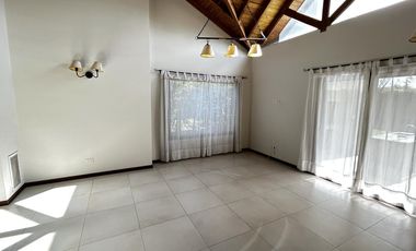 Excelente propiedad con distribución en una planta y hermoso parque.