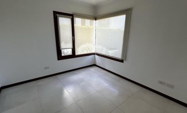 Excelente propiedad con distribución en una planta y hermoso parque.