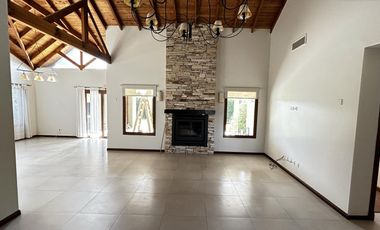 Excelente propiedad con distribución en una planta y hermoso parque.