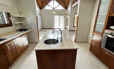 Excelente propiedad con distribución en una planta y hermoso parque.