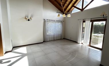 Excelente propiedad con distribución en una planta y hermoso parque.