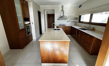 Excelente propiedad con distribución en una planta y hermoso parque.