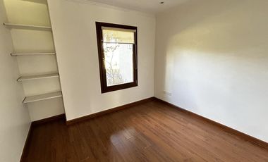 Excelente propiedad con distribución en una planta y hermoso parque.