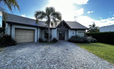 Excelente propiedad con distribución en una planta y hermoso parque.