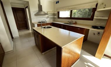 Excelente propiedad con distribución en una planta y hermoso parque.