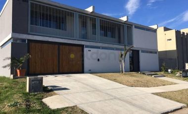 CASA SOBRE LOTE EXTERNO EN NUEVO QUILMES