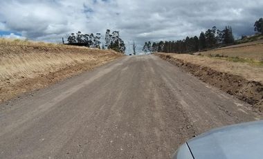 Venta terreno Cochasquí, 60ha para florícola junto a canal de riego