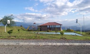 Venta terreno Cochasquí, 60ha para florícola junto a canal de riego