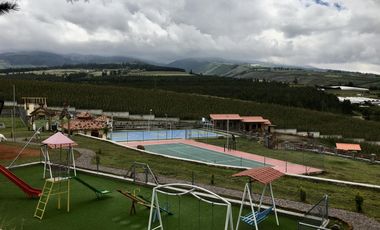 Venta terreno Cochasquí, 60ha para florícola junto a canal de riego