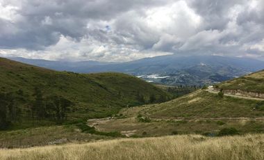 Venta terreno Cochasquí, 60ha para florícola junto a canal de riego