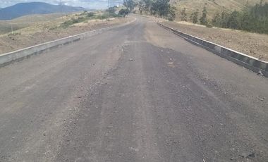 Venta terreno Cochasquí, 60ha para florícola junto a canal de riego