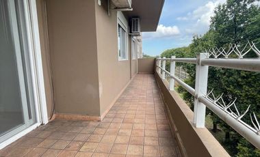 Alquiler - Impecable 3 ambientes con balcón y cochera en Devoto