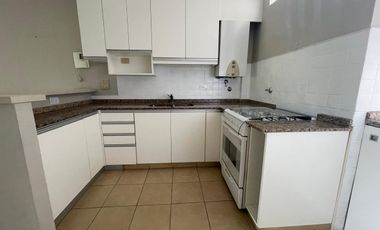 Alquiler - Impecable 3 ambientes con balcón y cochera en Devoto