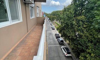 Alquiler - Impecable 3 ambientes con balcón y cochera en Devoto