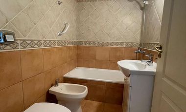 Alquiler - Impecable 3 ambientes con balcón y cochera en Devoto