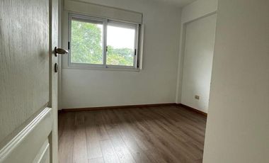 Alquiler - Impecable 3 ambientes con balcón y cochera en Devoto