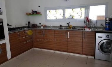 CASA MINIMALISTA SOBRE LOTE EXTERNO DE NUEVO QUILMES