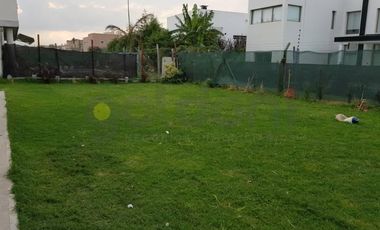 CASA MINIMALISTA SOBRE LOTE EXTERNO DE NUEVO QUILMES