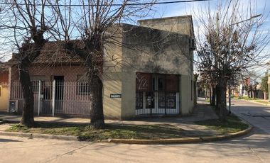 Casa en  Turdera con Local terraza y cochera