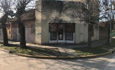 Casa en  Turdera con Local terraza y cochera