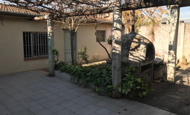 Casa en  Turdera con Local terraza y cochera