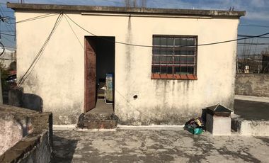 Casa en  Turdera con Local terraza y cochera