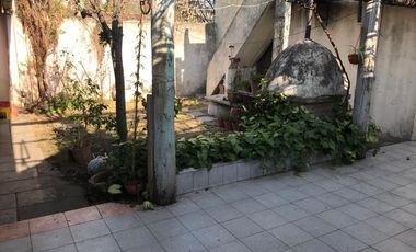 Casa en  Turdera con Local terraza y cochera