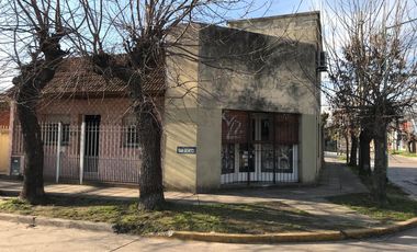 Casa en  Turdera con Local terraza y cochera