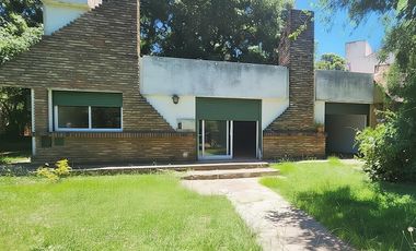 Casa en terreno de 800 m2 c/ pileta e ingreso por 2 calles