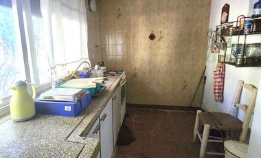 Casa en terreno de 800 m2 c/ pileta e ingreso por 2 calles