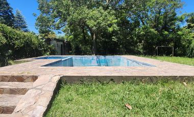 Casa en terreno de 800 m2 c/ pileta e ingreso por 2 calles