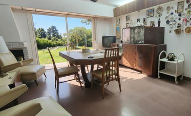 Casa en terreno de 800 m2 c/ pileta e ingreso por 2 calles