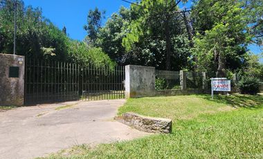 Casa en terreno de 800 m2 c/ pileta e ingreso por 2 calles