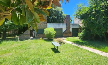 Casa en terreno de 800 m2 c/ pileta e ingreso por 2 calles