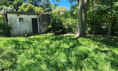 Casa en terreno de 800 m2 c/ pileta e ingreso por 2 calles