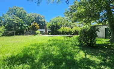 Casa en terreno de 800 m2 c/ pileta e ingreso por 2 calles