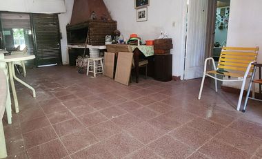 Casa en terreno de 800 m2 c/ pileta e ingreso por 2 calles