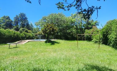 Casa en terreno de 800 m2 c/ pileta e ingreso por 2 calles