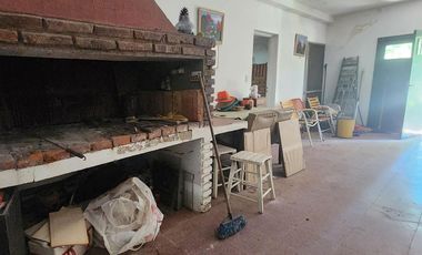 Casa en terreno de 800 m2 c/ pileta e ingreso por 2 calles