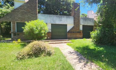 Casa en terreno de 800 m2 c/ pileta e ingreso por 2 calles