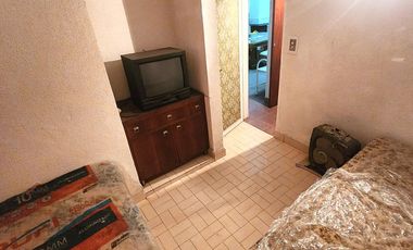 Casa en terreno de 800 m2 c/ pileta e ingreso por 2 calles