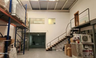 BODEGA COMERCIAL CON OFICINAS AVE. INDUSTRIAS