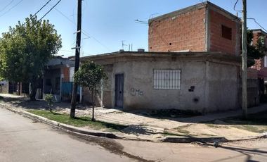 Propiedad con 2 viviendas y un departamento   en venta en G Catan