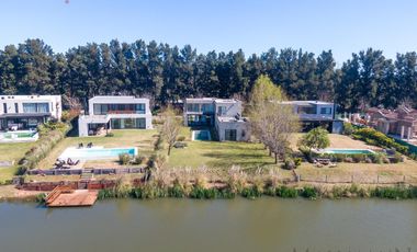 Casa en Venta 4 Dorms en Suite sobre la laguna con pileta en Pilará