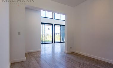 Casa en Venta 4 Dorms en Suite sobre la laguna con pileta en Pilará