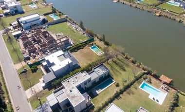 Casa en Venta 4 Dorms en Suite sobre la laguna con pileta en Pilará