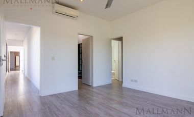 Casa en Venta 4 Dorms en Suite sobre la laguna con pileta en Pilará