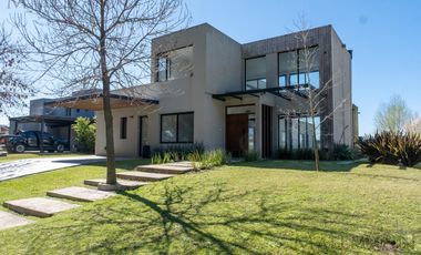 Casa en Venta 4 Dorms en Suite sobre la laguna con pileta en Pilará