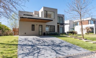 Casa en Venta 4 Dorms en Suite sobre la laguna con pileta en Pilará