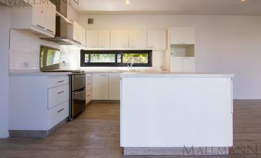 Casa en Venta 4 Dorms en Suite sobre la laguna con pileta en Pilará